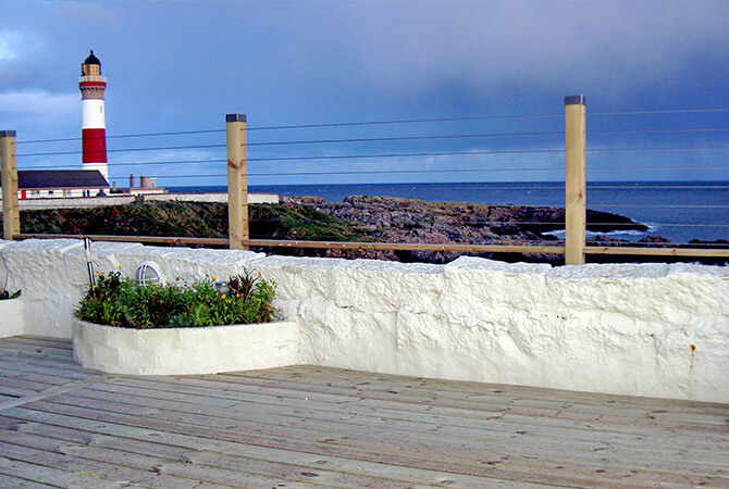 Wire balustrade preserving the sea view